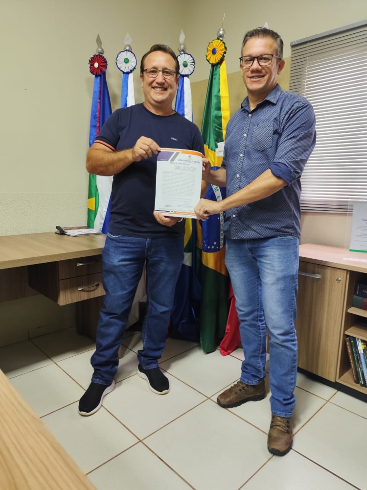 Presidente da C&acirc;mara Municipal de Confresa, d&aacute; posse ao novo servidor aprovado em concurso p&uacute;blico.