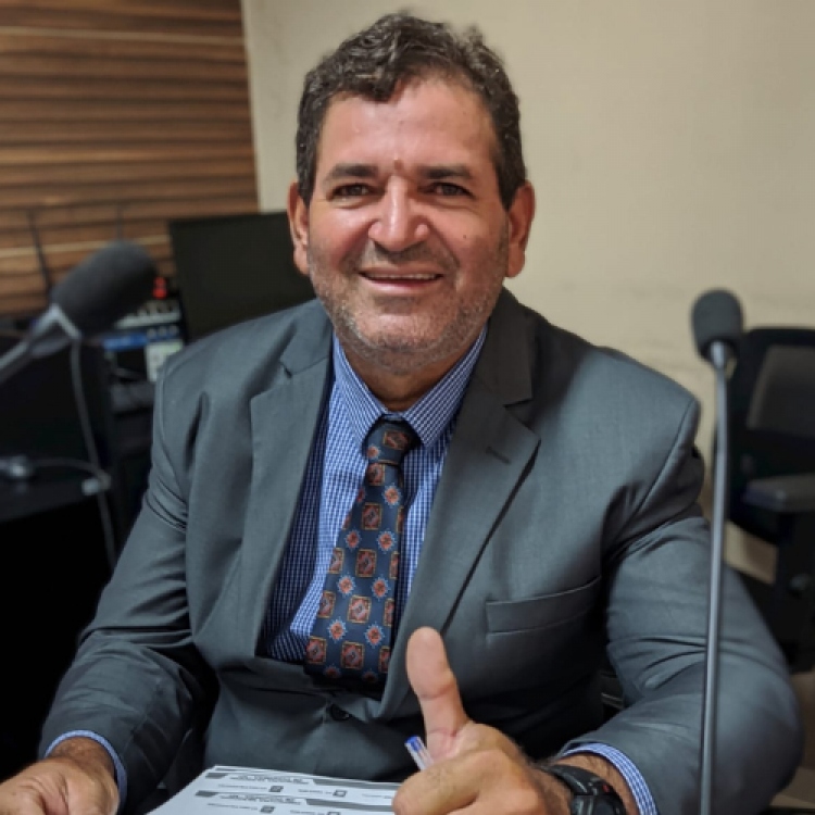 Vereador Divino dez anos faz indica&ccedil;&atilde;o para constru&ccedil;&atilde;o da cal&ccedil;ada em frente a Escola Vida e Esperan&ccedil;a