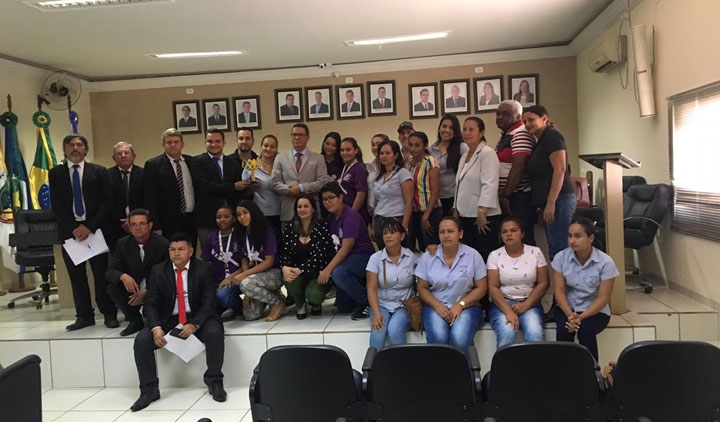 Alunos da E. M. Jacar&eacute; Valente recebem mo&ccedil;&atilde;o de aplausos em sess&atilde;o ordin&aacute;ria