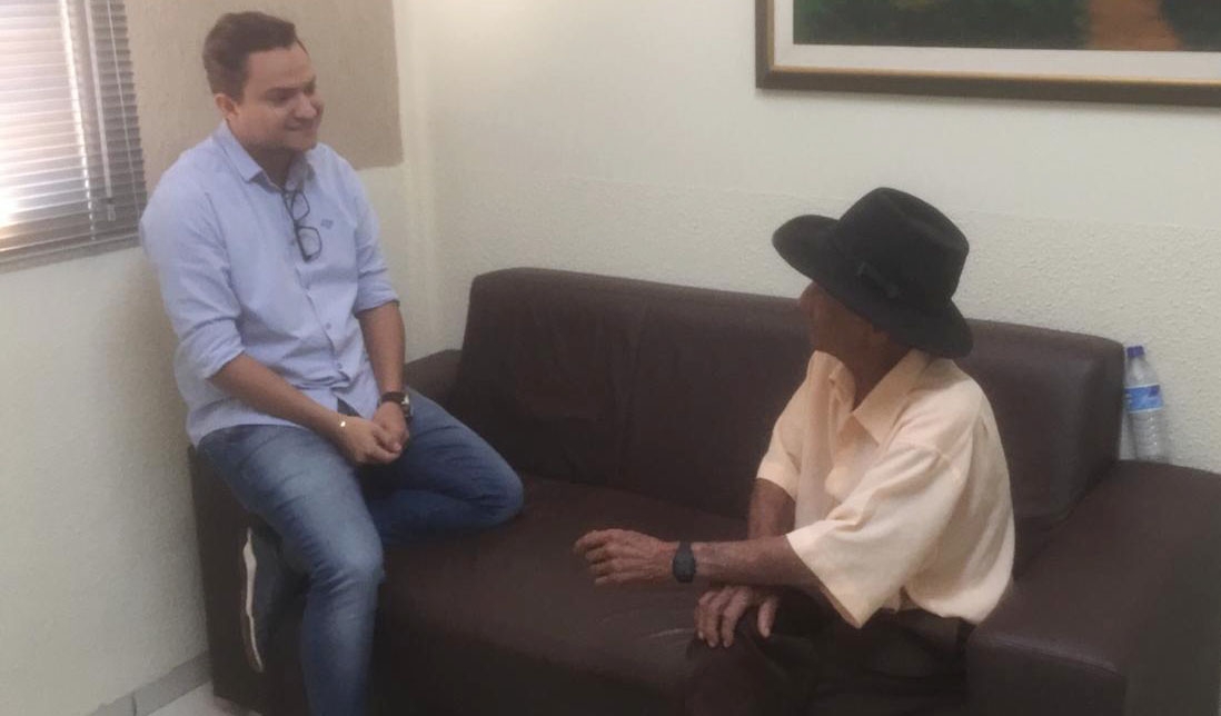 Uasley recebe em seu gabinete, morador e f&atilde; de seu trabalho e acolhe solicita&ccedil;&otilde;es