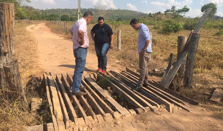 Uasley e Secret&aacute;rio de Educa&ccedil;&atilde;o visitam linha escolar Pietrobom