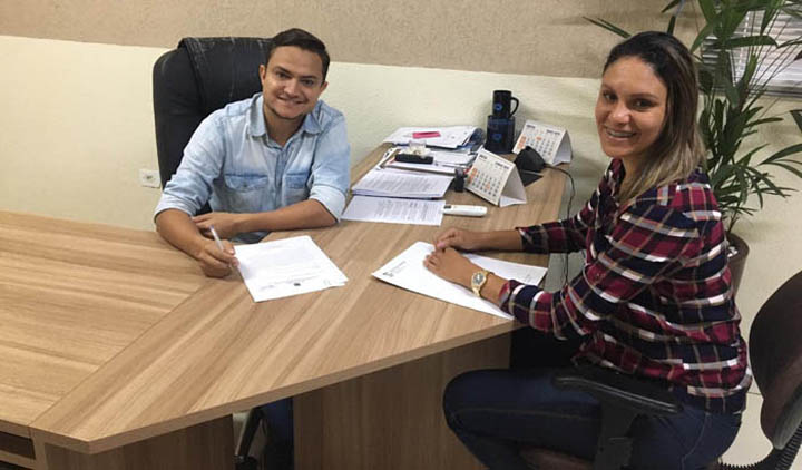 Presidente da C&acirc;mara recebe aluna do IFMT que apresentar&aacute; pesquisa na Fran&ccedil;a